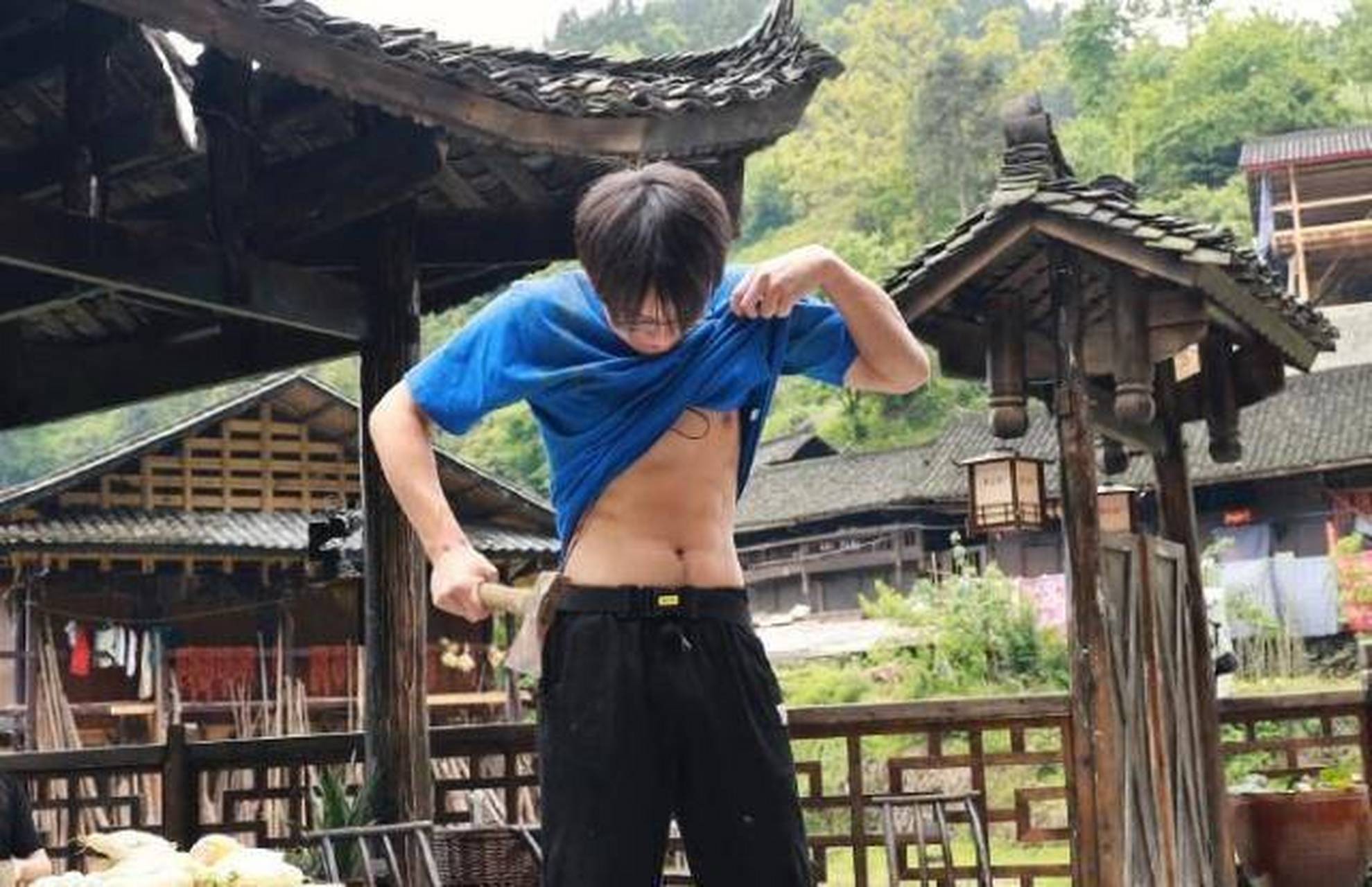 彭昱畅竟然有6块腹肌# 彭昱畅也终于告别了每顿3,4碗饭的生活