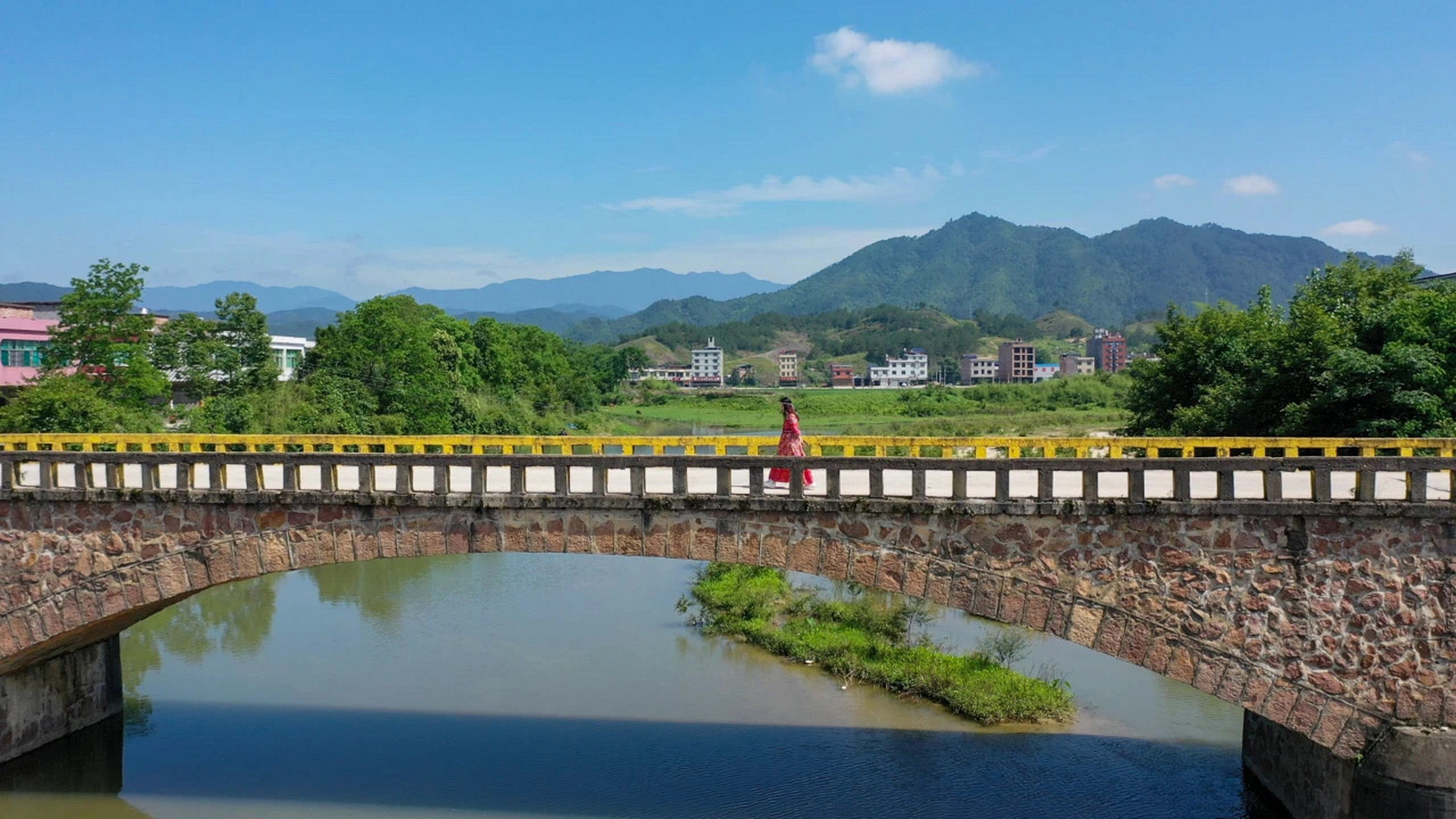 鱼鳞坝,夏日玩水胜地 ～碧蓝天空下的鱼鳞坝充满了奇幻色彩 成为夏天