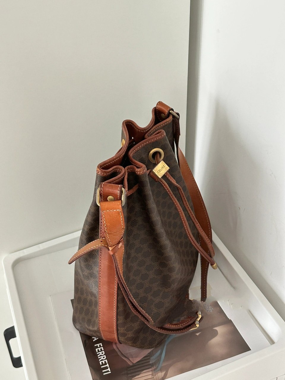 celine水桶包|秋冬搭配的灵魂是celine老花 复古红棕色 百搭老花 和