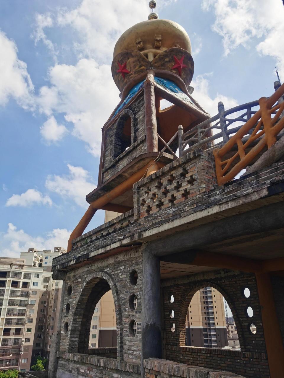 玉林农民艺术怪楼 玉林北流市新圩镇农民李积光斥资千万元,自己设计