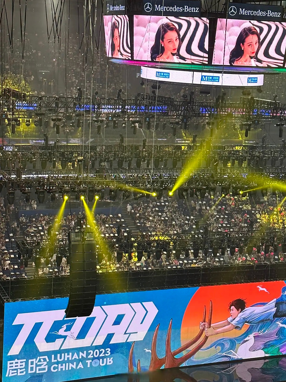 鹿晗上海演唱会大屏幕神奇的出现了热巴的广告,这也算陆地顶峰相见了.