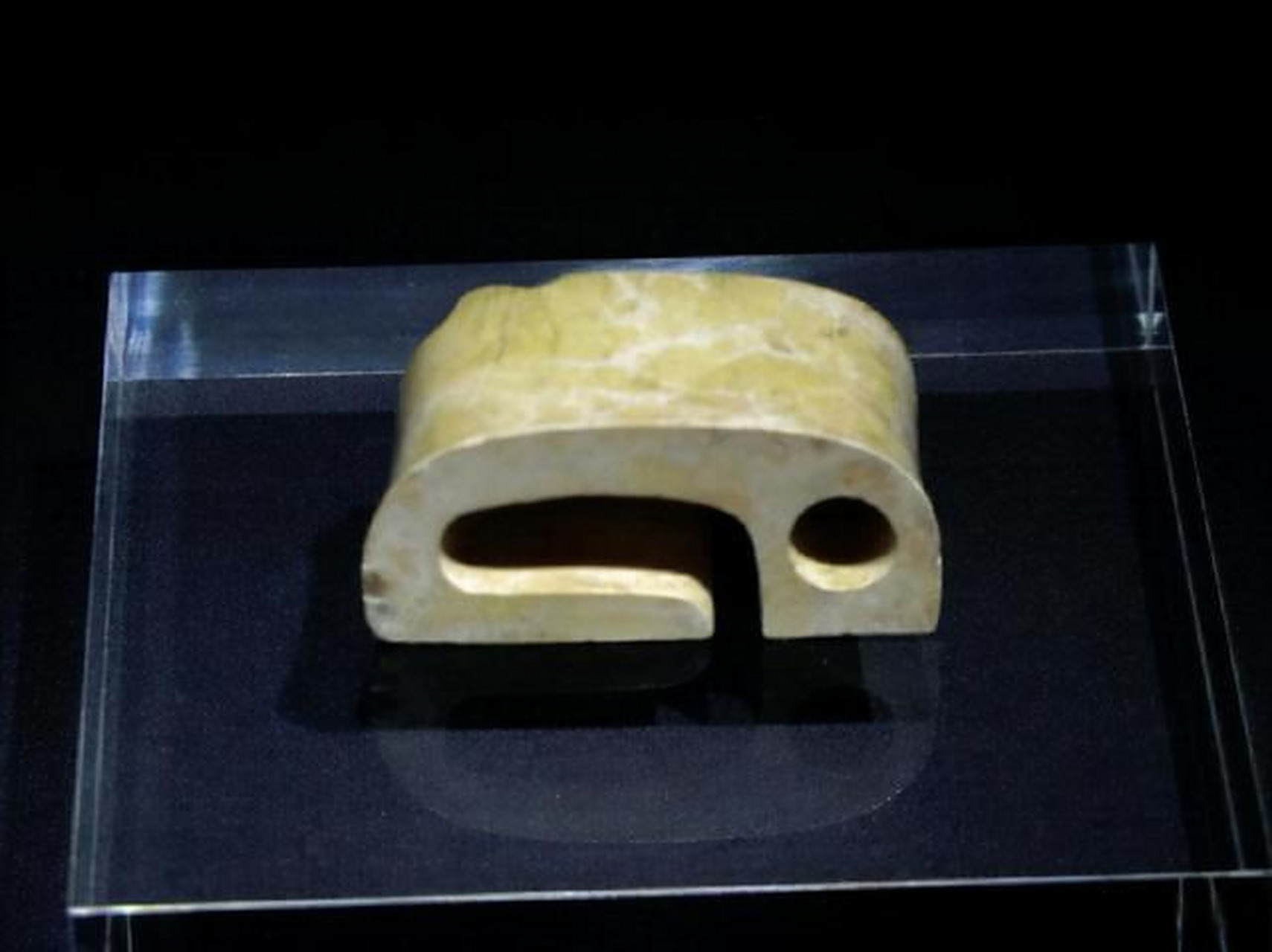 良渚文化玉带扣,绝不会是用来束皮衣,而是华服!