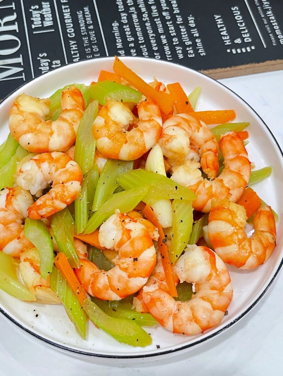 73准备食材:虾仁,西芹,葱姜蒜,黑胡椒,料酒,淀粉 做法: 16615