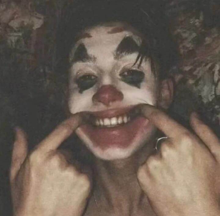 努力微笑的小丑