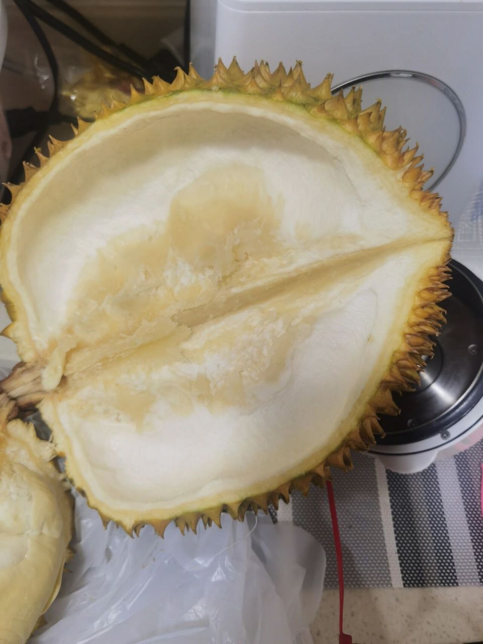 榴莲上的透明膏状是啥,太熟了吗 看上去出肉可以,就是为啥里面这么