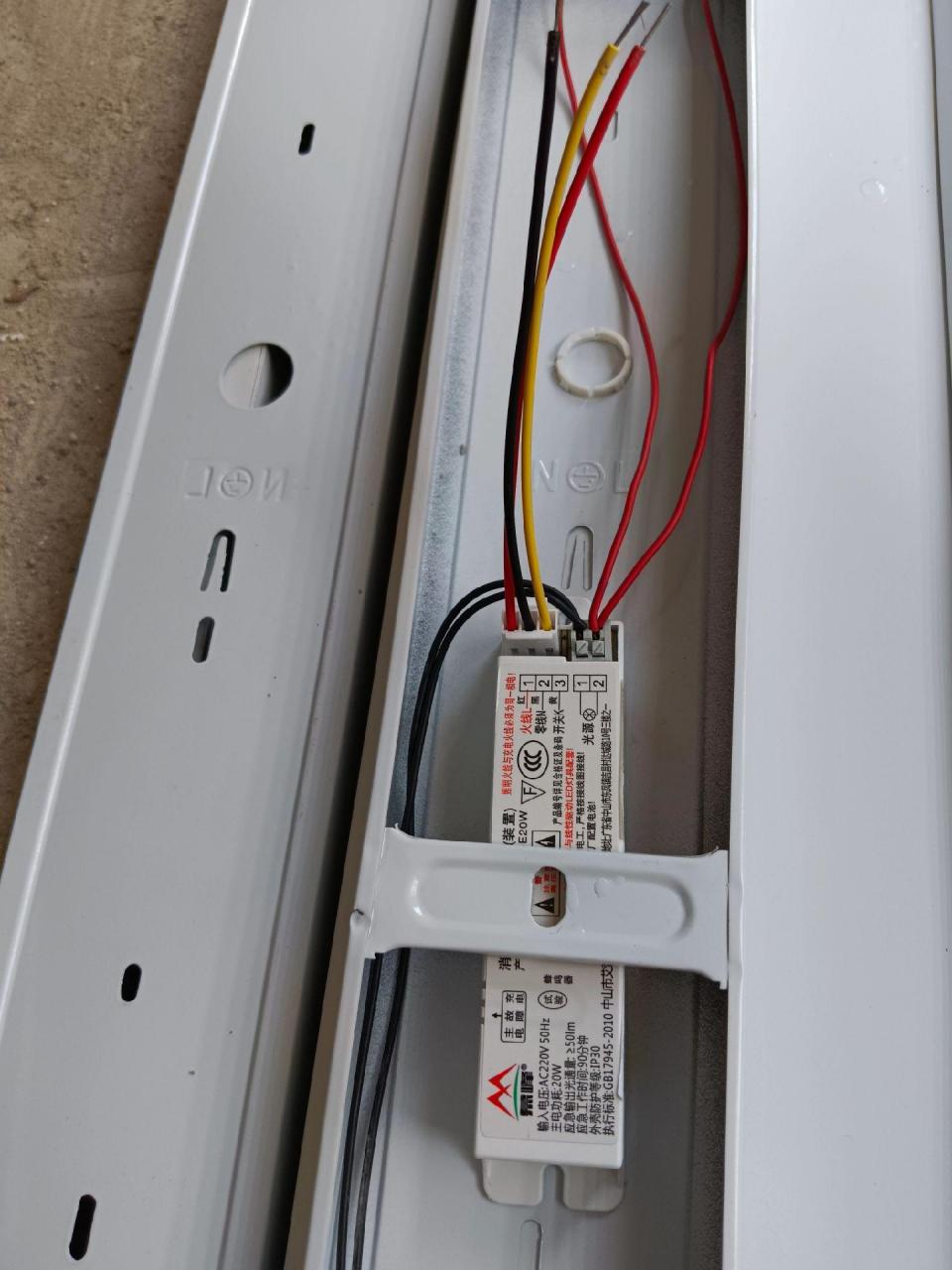 t8 双管应急灯组装正确接线