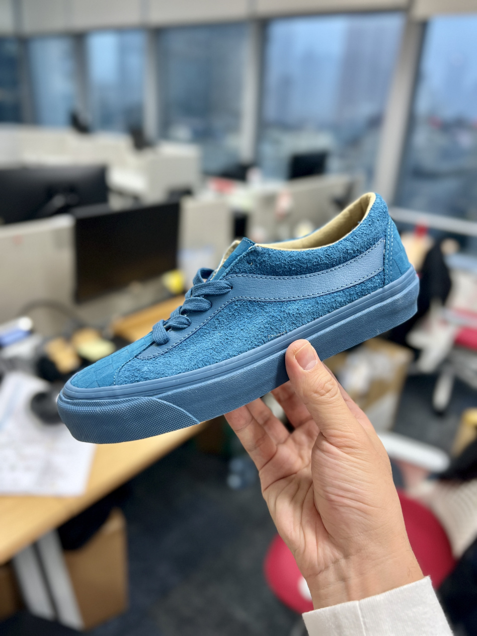 今年最漂亮的蓝鞋子 没有做很复杂的材质拼接 但设计师精心选了一个