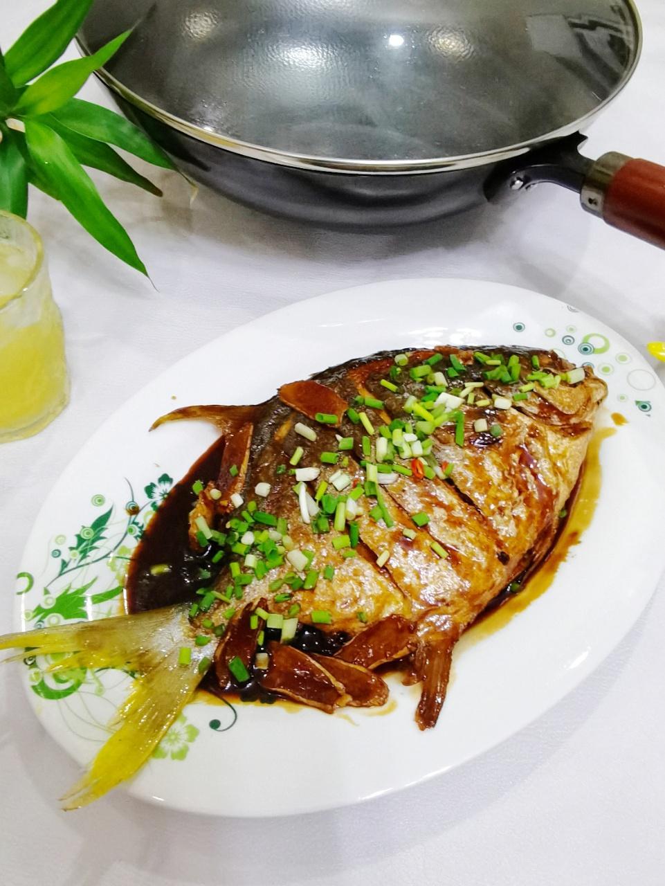 食材准备:  金鲳鱼一条,生姜1块,香葱1棵,食