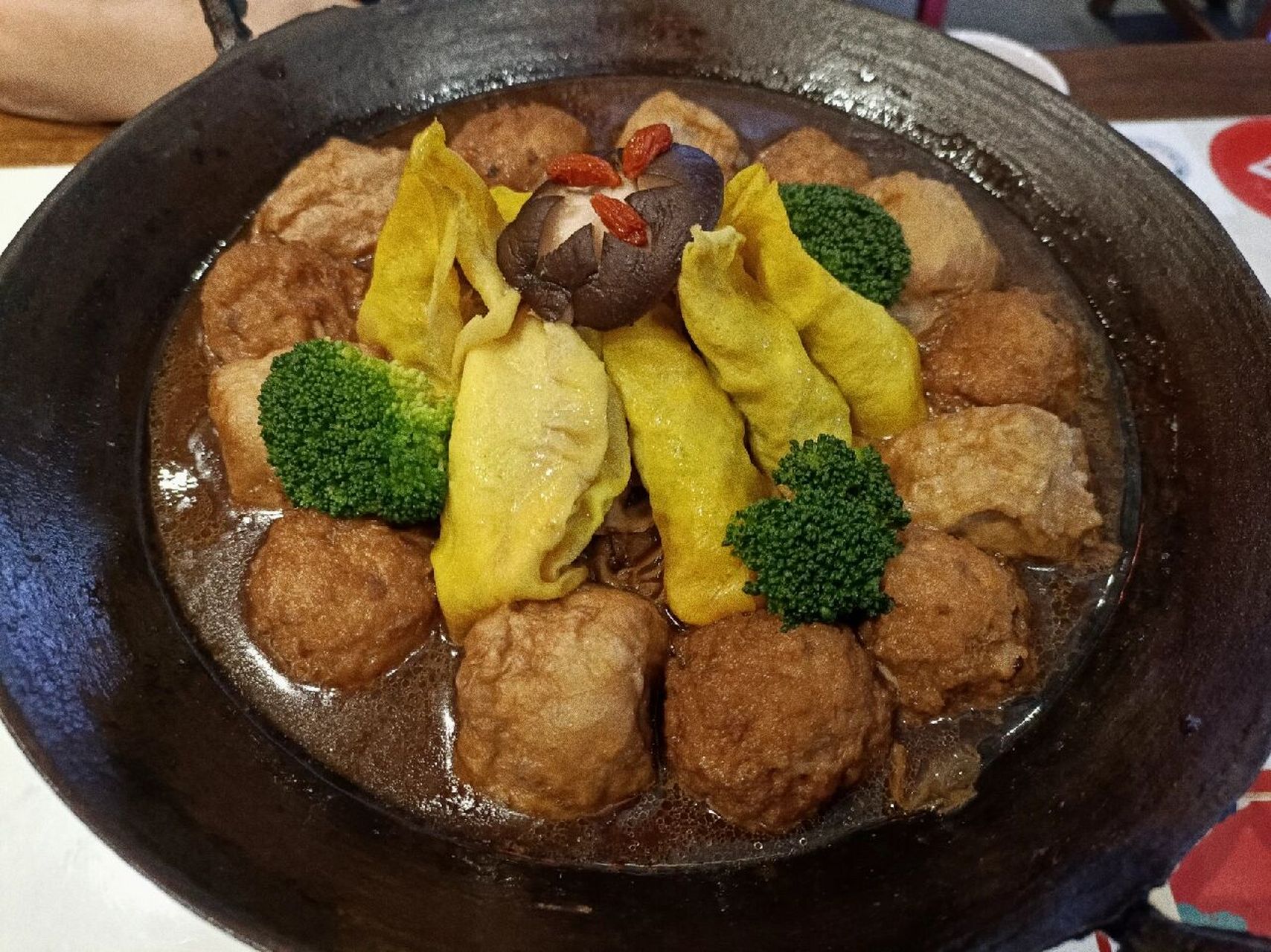 90人均:60/人 	    get到了一家隐藏在绩溪县城里的正宗徽菜店,味道