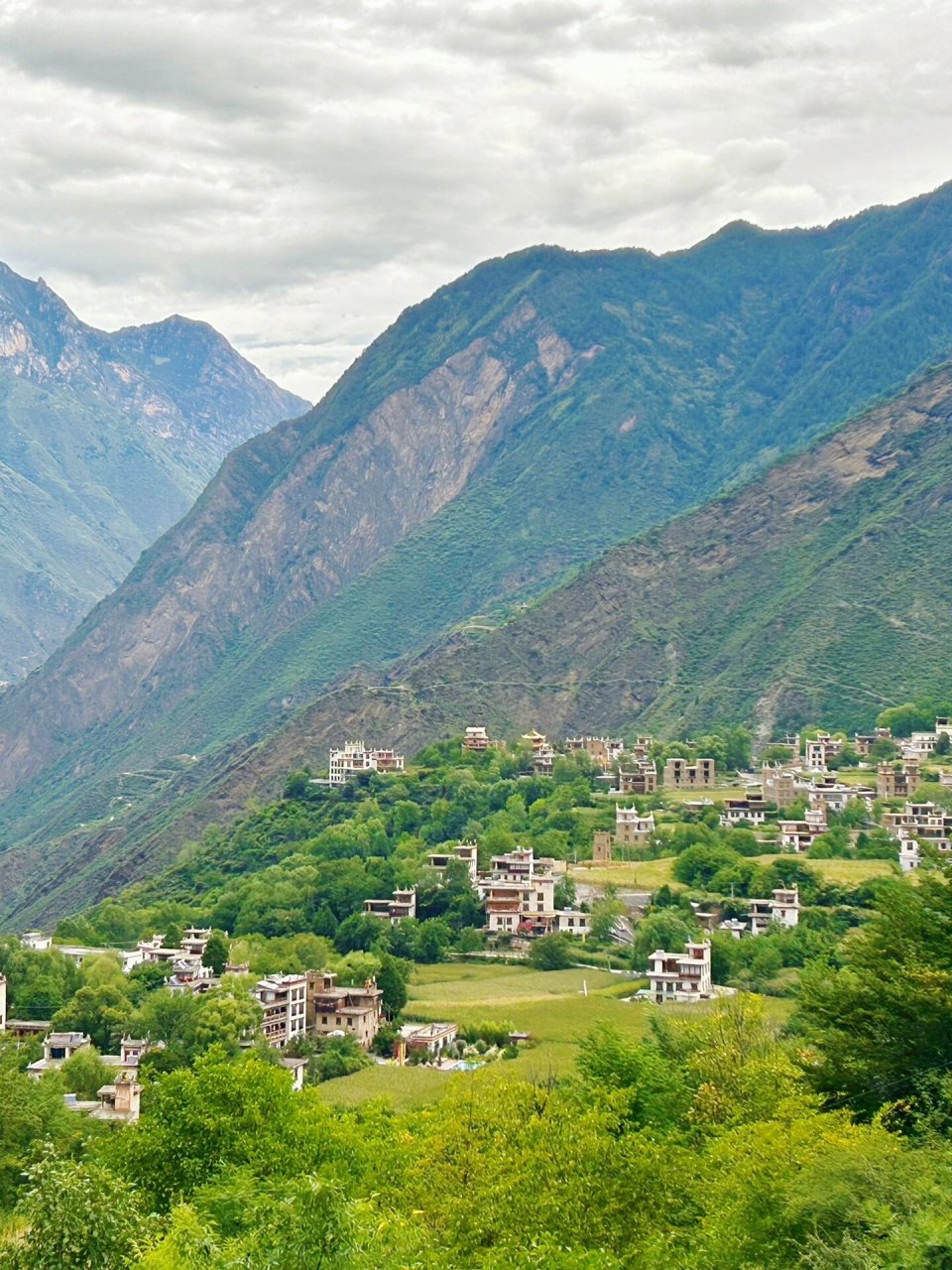 8715中路藏寨位于四川省甘孜州丹巴县东北部,海拔2100米,嘉绒