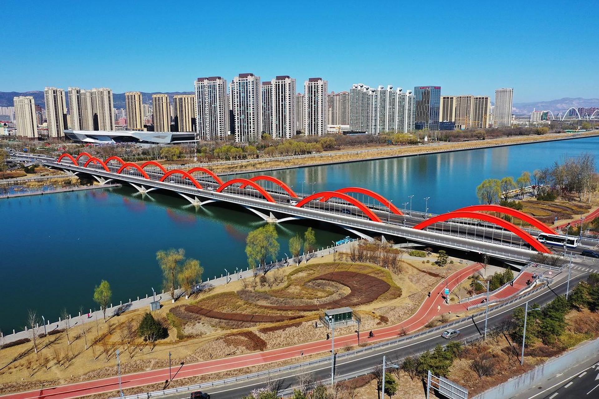 【大美龙城画卷】 3月12日,春日太原汾河景区漪汾桥段,蓝天,碧水,彩虹