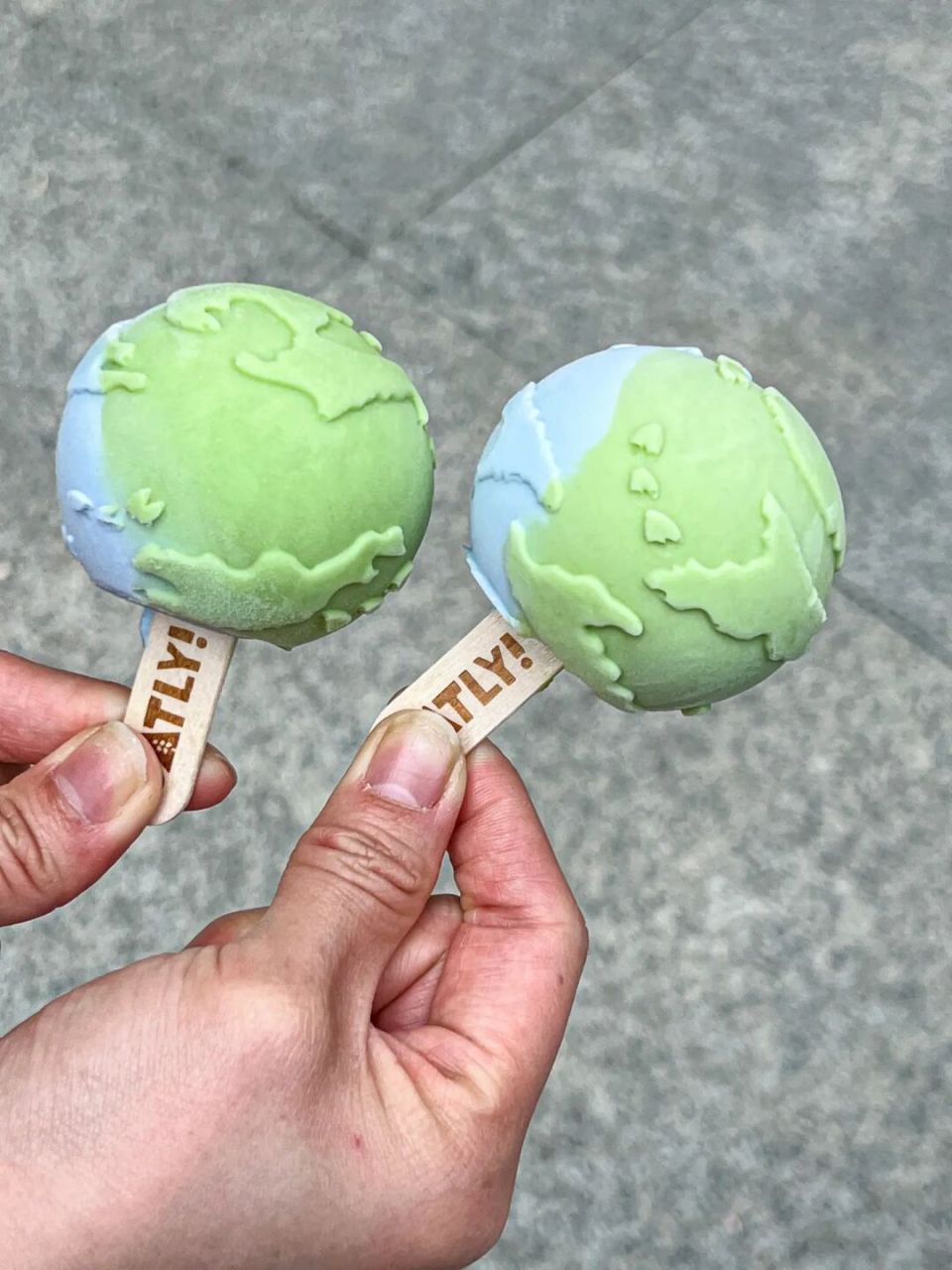 圆圆的地球冰淇淋可爱也好吃 #盒马新品# #冰淇淋##盒马鲜生