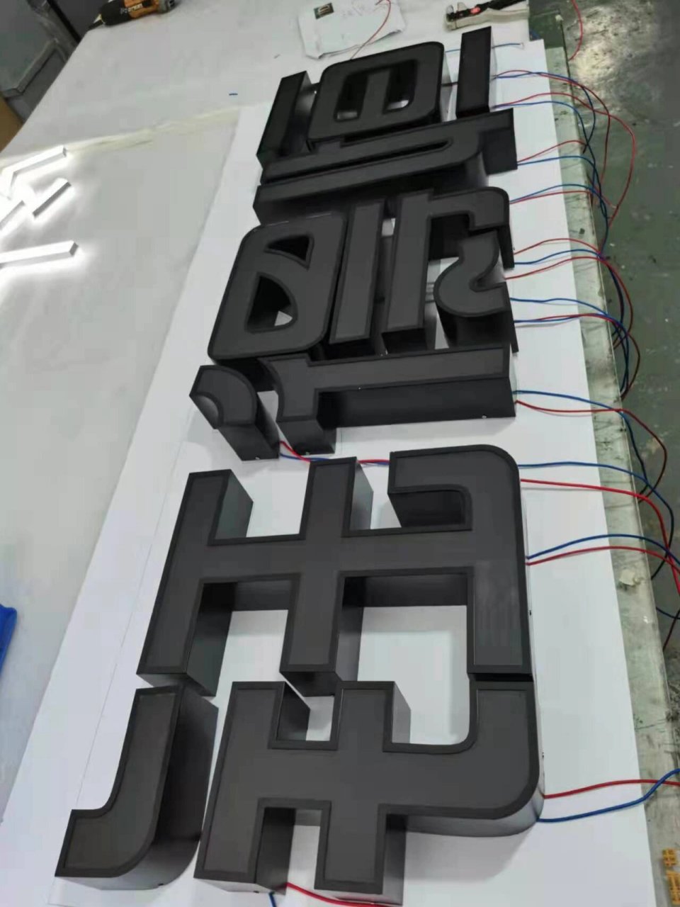 案例分享-不锈钢围边烤漆黑白板灯箱字