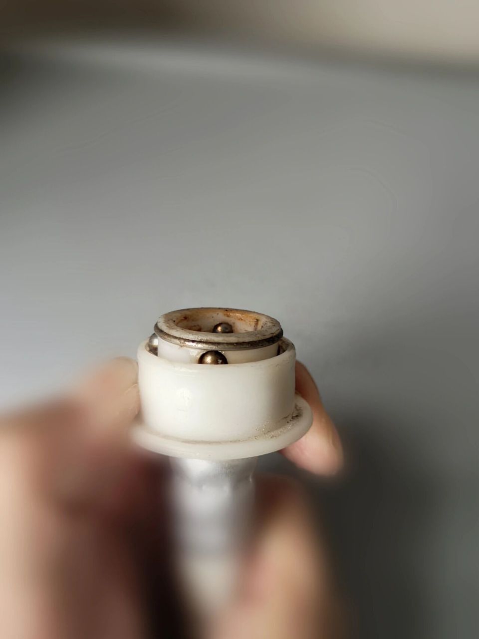 如何一步步更换洗衣机水龙头 非常简单 166用手摁下龙头边上凸出来