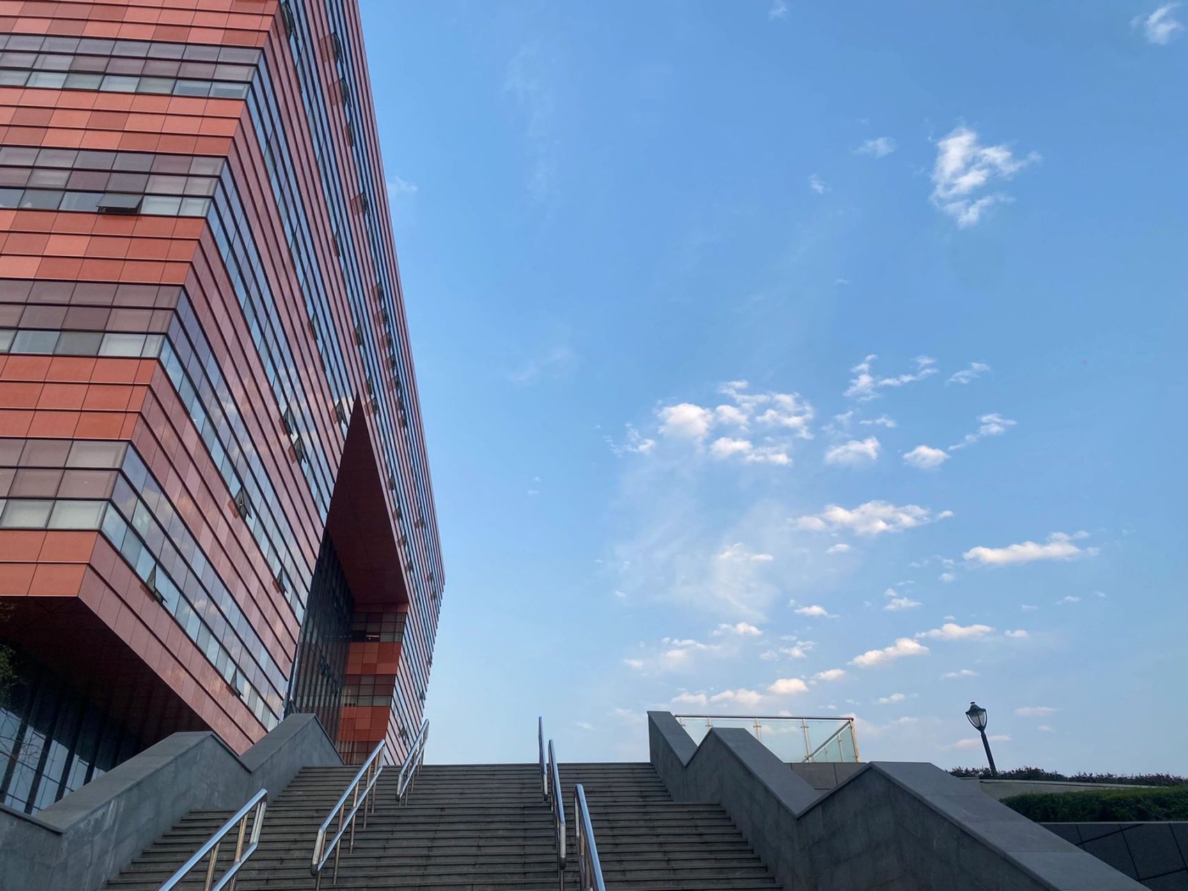 成都大学图书馆 突然喜欢上了在成大图书馆学习的生活,觉得好舒服