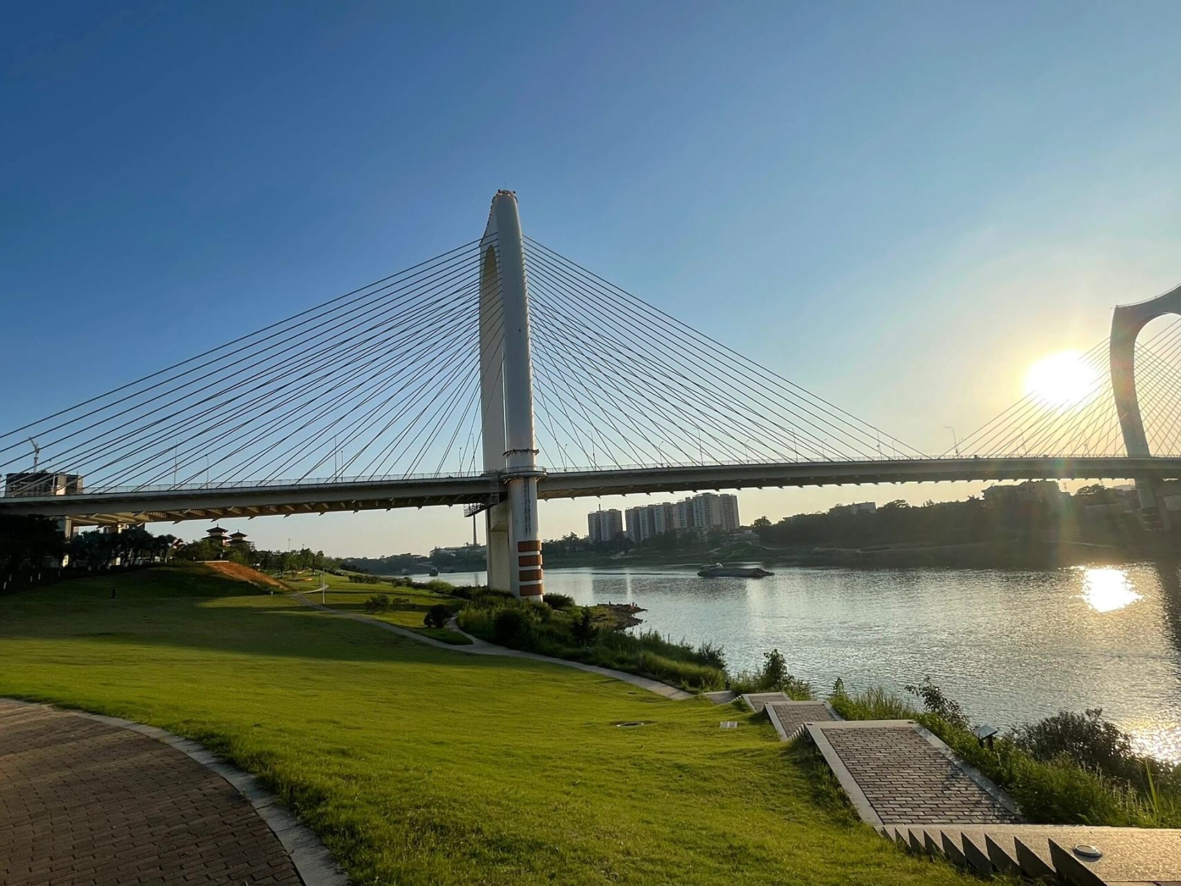 贵港95滨江公园 滨江公园看日落,结束刚好吃一份桂b螺蛳粉