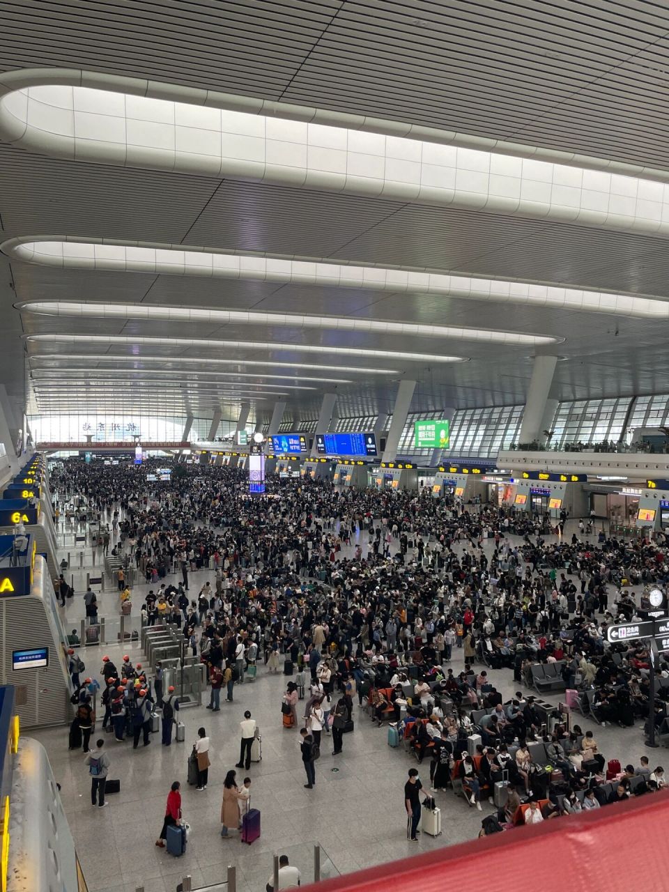 28  15点杭州东火车站 还好还好 北进站口进的都不排队  没那么夸张