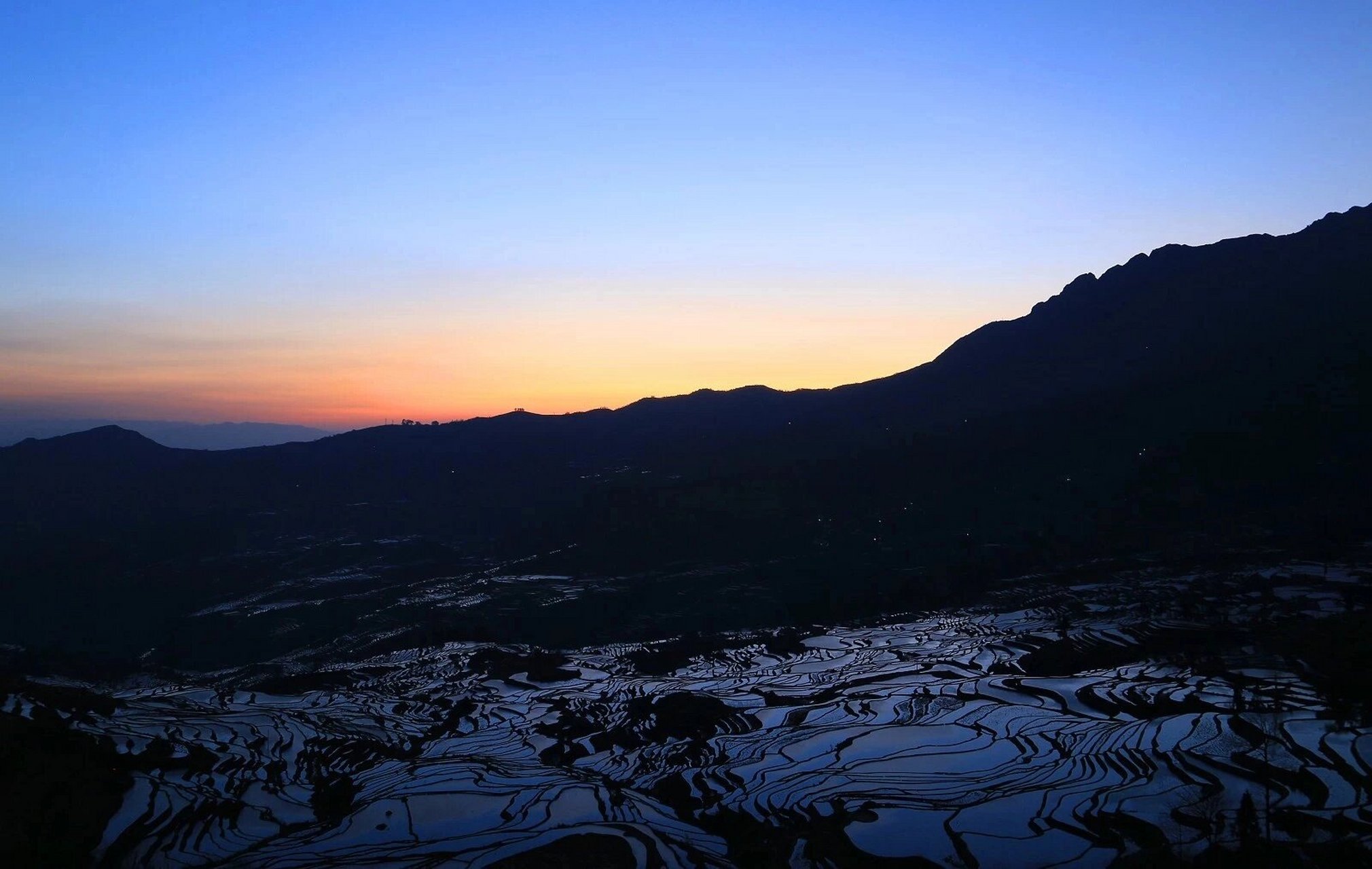 梯田日出 元阳梯田多依树景区是日出最佳观赏点.