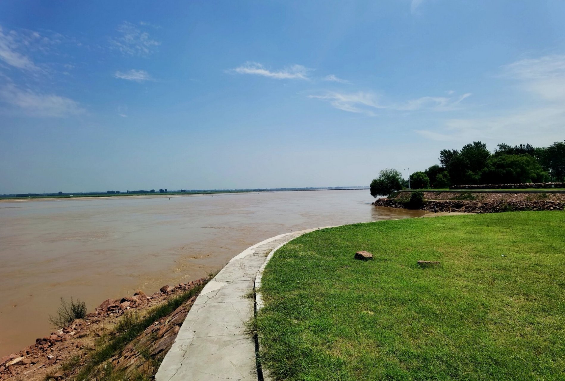 郑州黄河花园口旅游区内,有两座记录母亲河 #想记录下此刻##这个模板