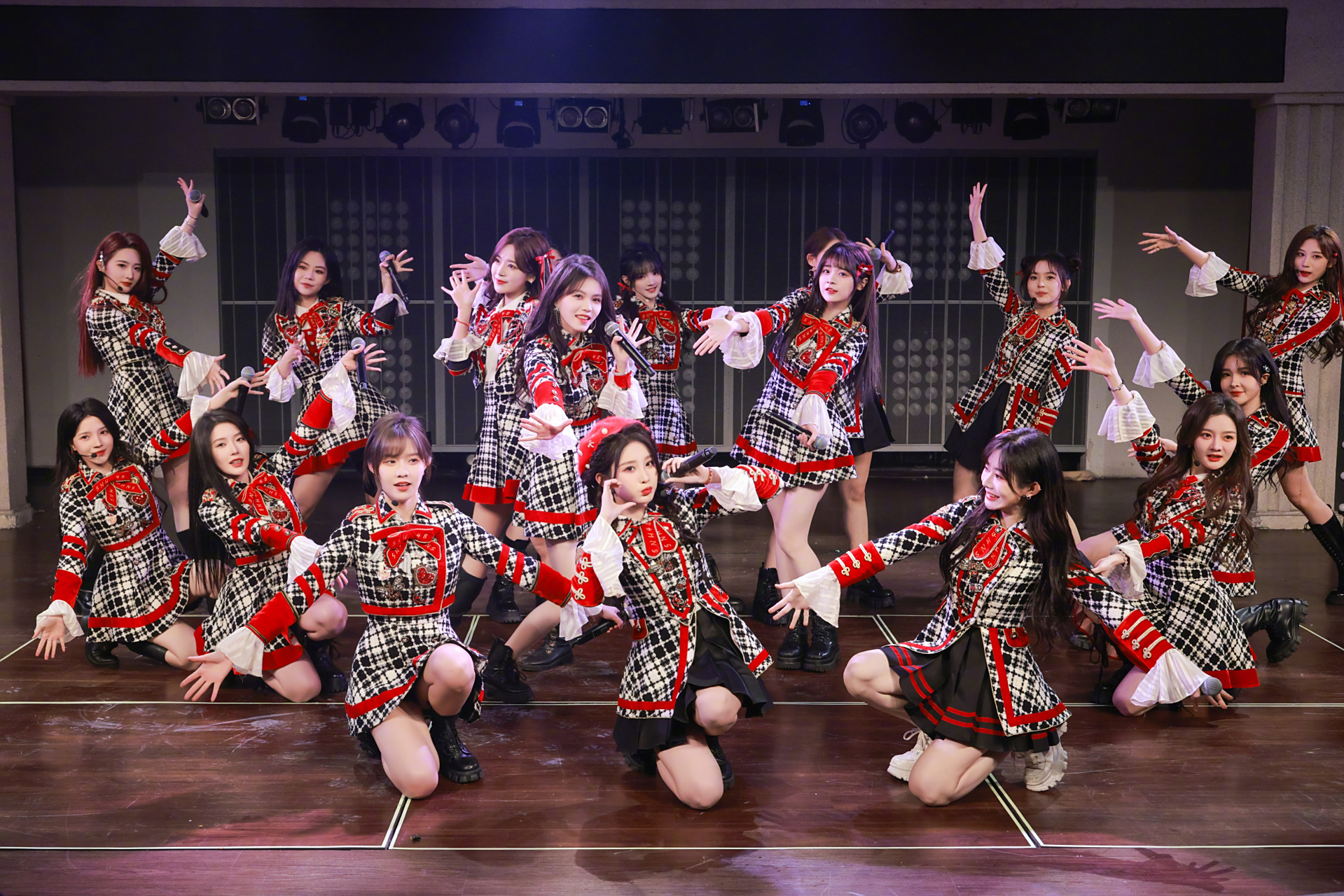snh48超话 春晚特别公演首场 93龙年行大运,新年好运来!
