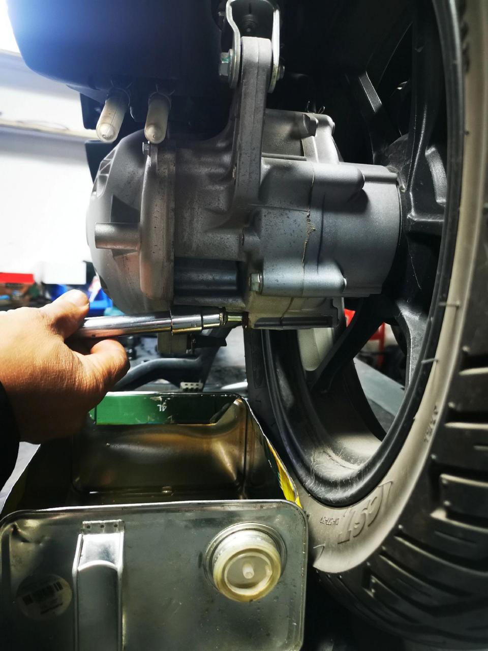 豪爵uhr150保养,更换雅马哈sl10w-40机油