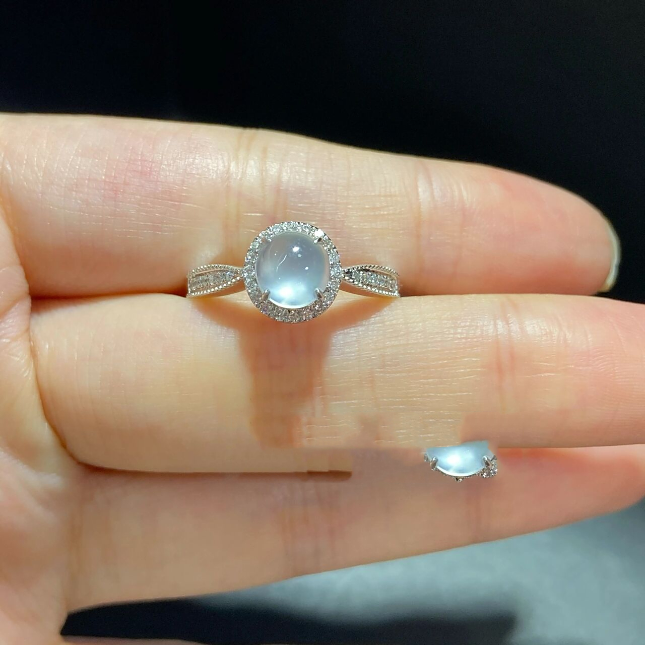 93我们家镶嵌过的翡翠白冰蛋面戒指款式分享 hello!薯宝宝们大家好!