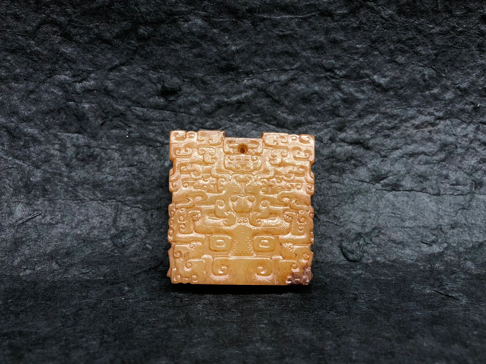 春秋战国 和田黄玉 饕餮纹玉佩 玉质油润 包浆浑厚 局部受沁 双面工艺