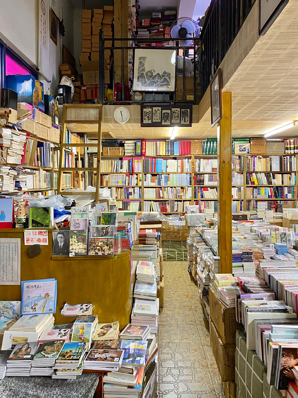 青岛这样的复古二手书店,真的不多了 青岛像这样有氛围的复古书店真的