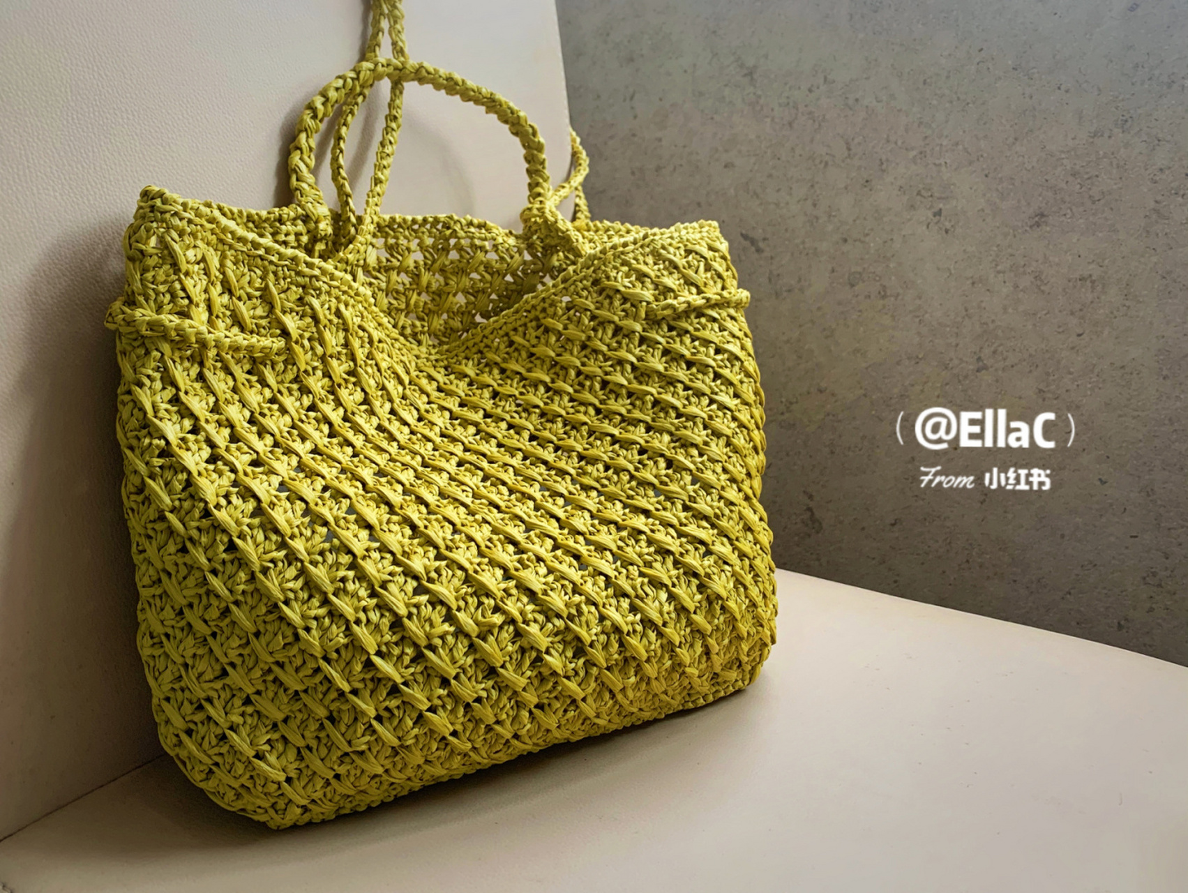 夏天和棉草包最搭了 单股钩织的所以包身非常轻巧 #拉菲草包编织