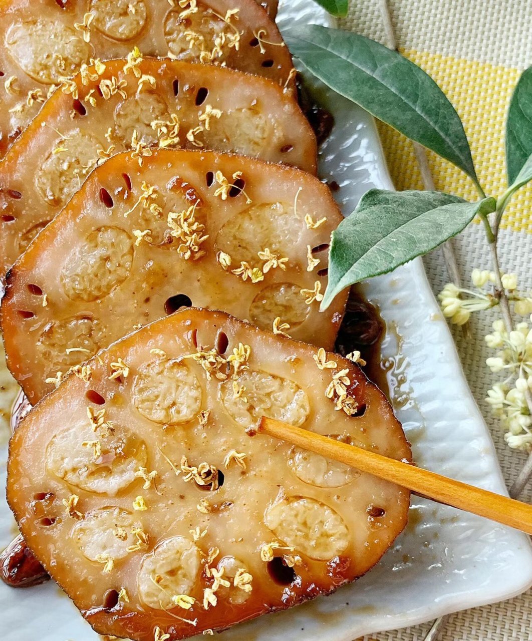 桂花蜜汁藕 桂花糯米藕又名蜜汁糯米藕,是中国江南地区的特色名吃