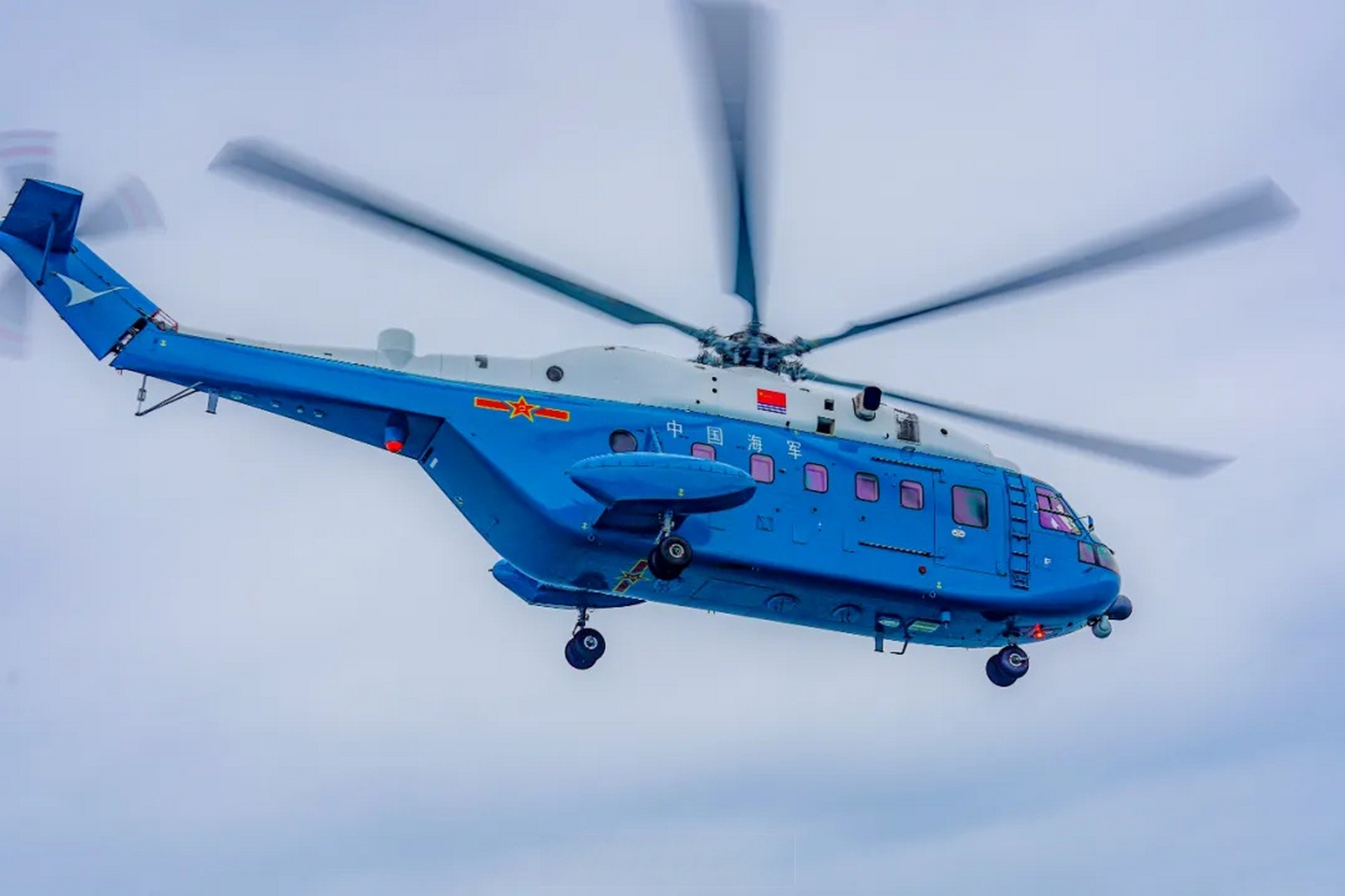 看舰载直升机诠释什么叫做稳】近日,海军舰载航空兵某部组织开展跨