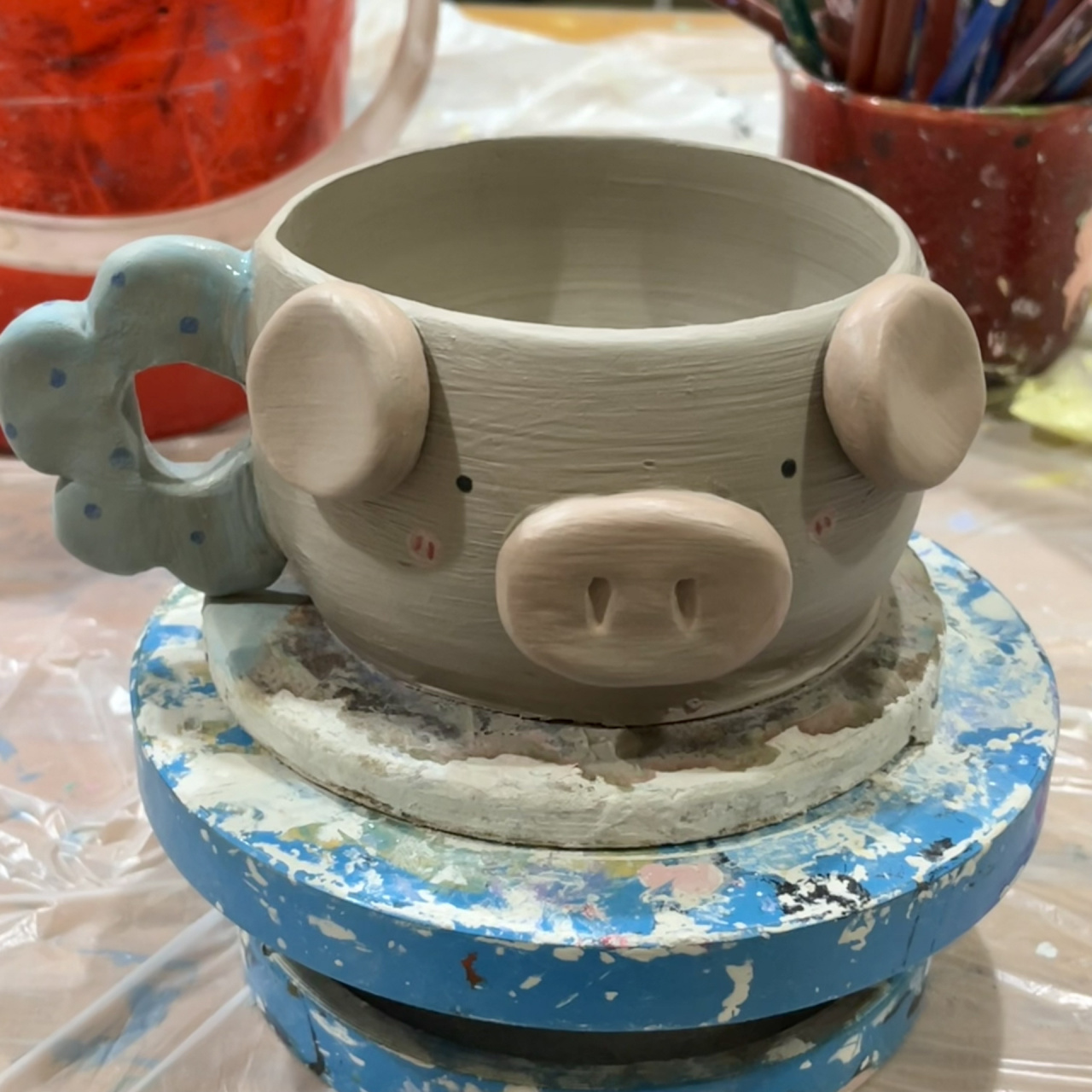 左滑帮我烧制小猪杯子 终于去拿了之前做的陶艺小猪杯 烧出来真的变小