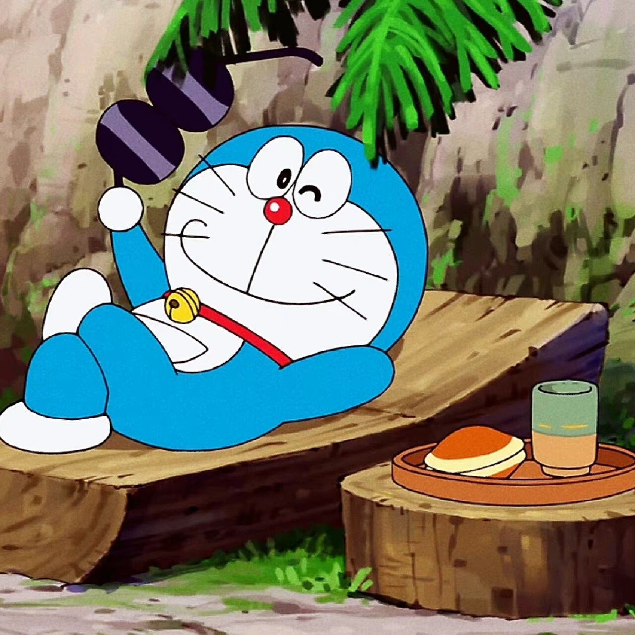 哆啦a梦翘着短腿享受猫生 一个铜锣烧,一杯抹茶,真的完美!