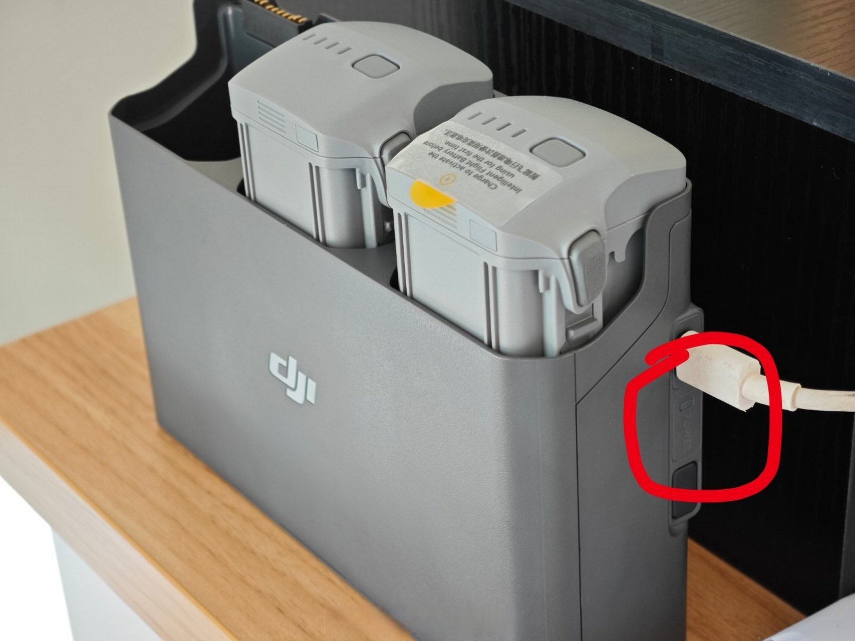 6,中午刚收到了大疆air3,发现充电管家就充不了电,换了三个线都不行