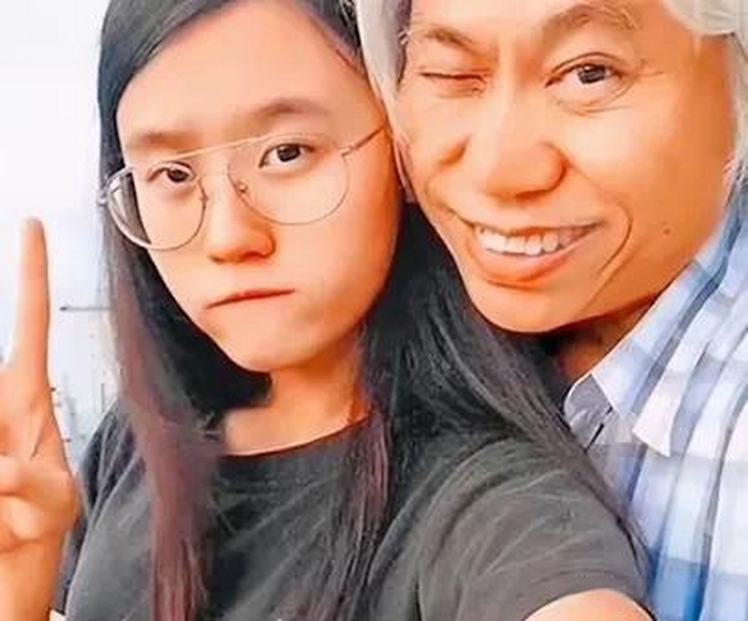 4月9日,男音乐作词人李珲成病逝享年66岁,李珲成的女友比他小四十岁的