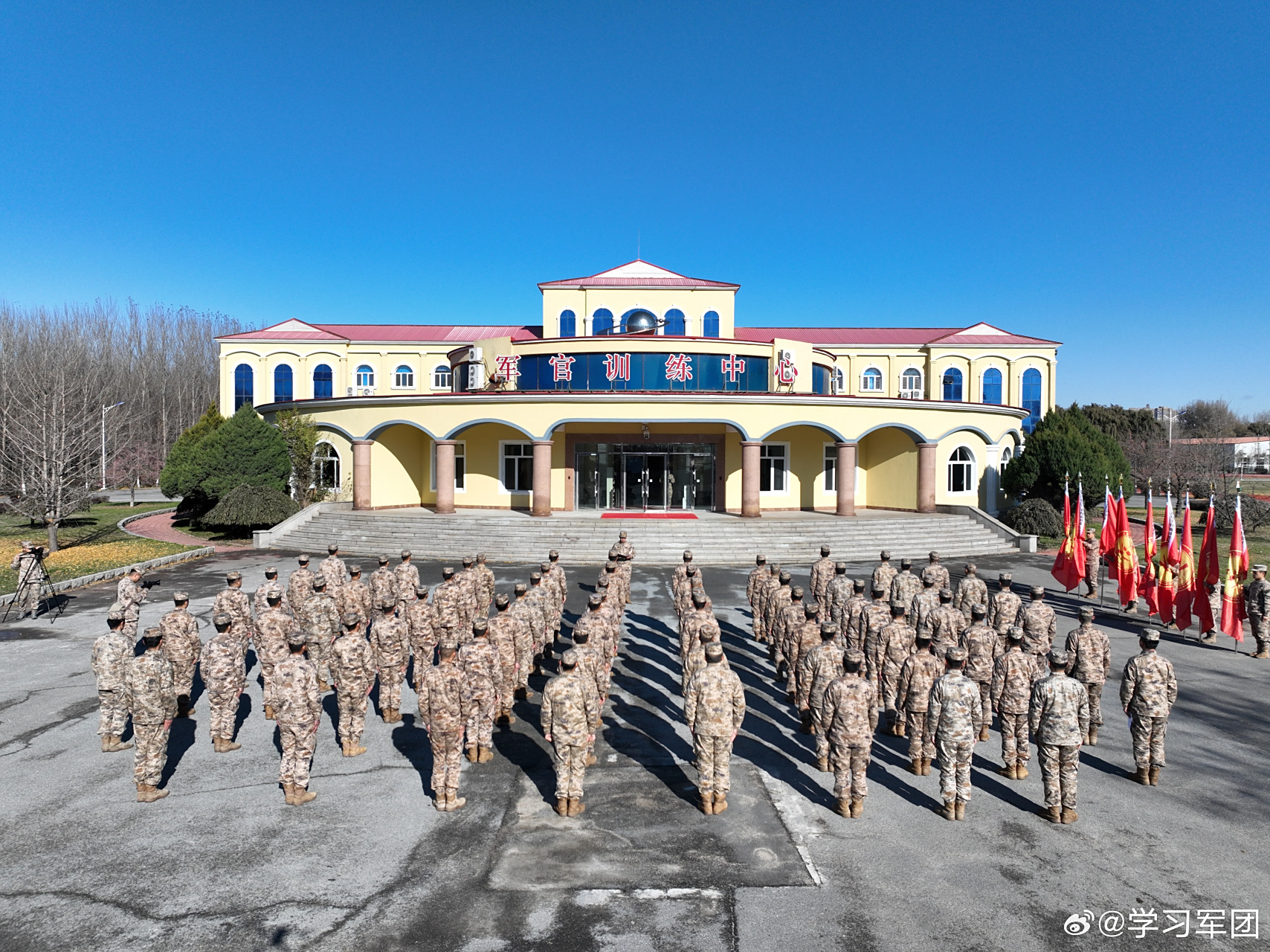 近日,陆军第79集团军预任政治干部培训班举行岗位实践锻炼出征仪式