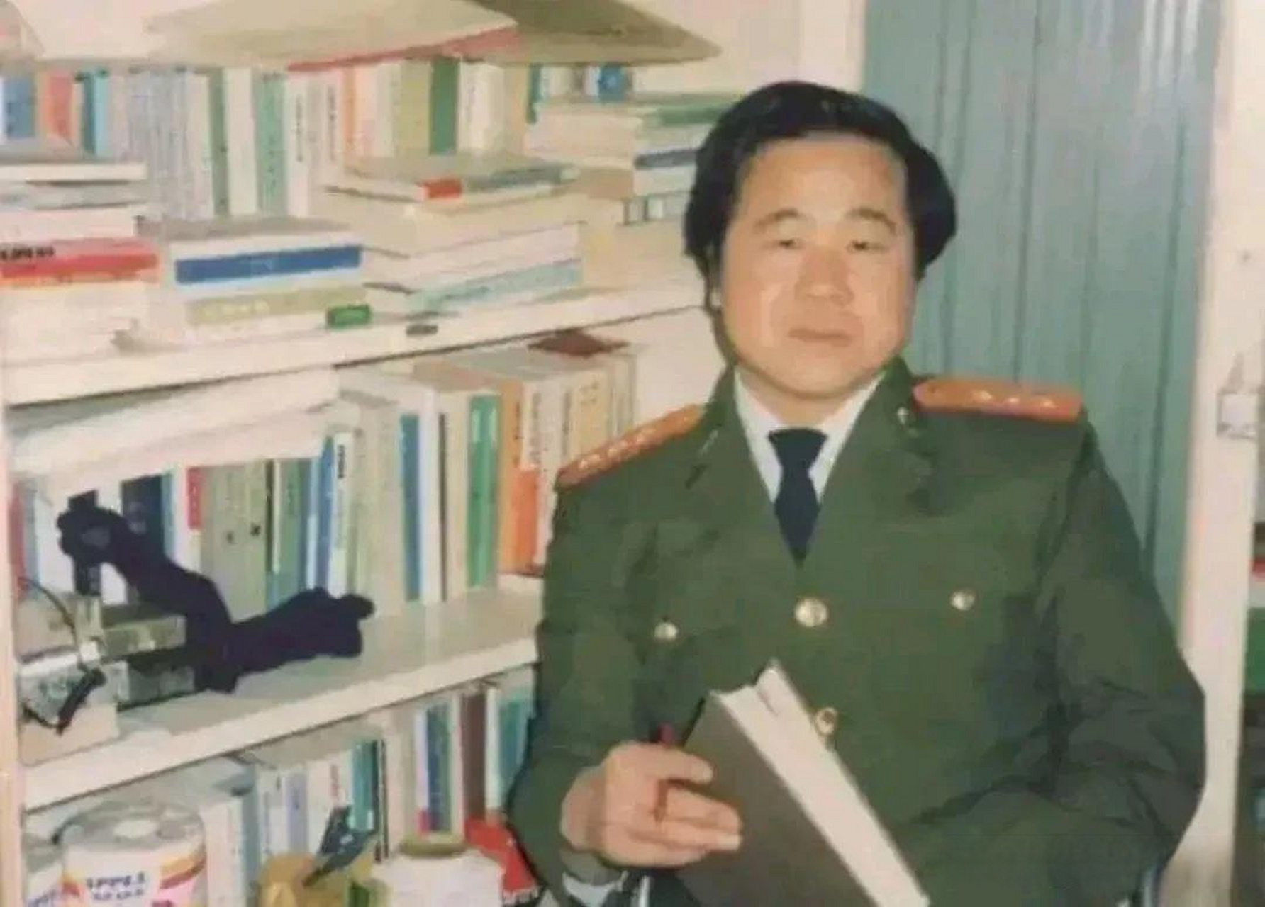 上世纪80年代,莫言在解放军艺术学院文学系就读,这是他穿着军装的照片