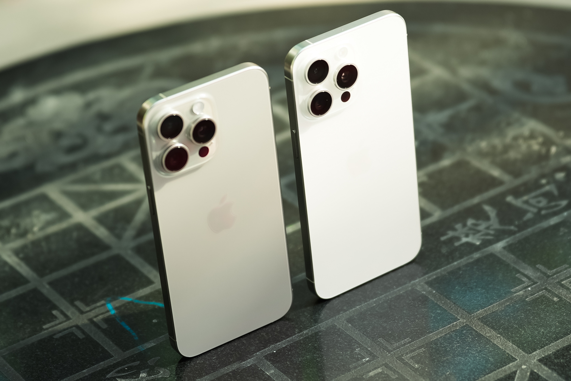 iphone 15 pro max钛色图赏,顺便对比一下白色.