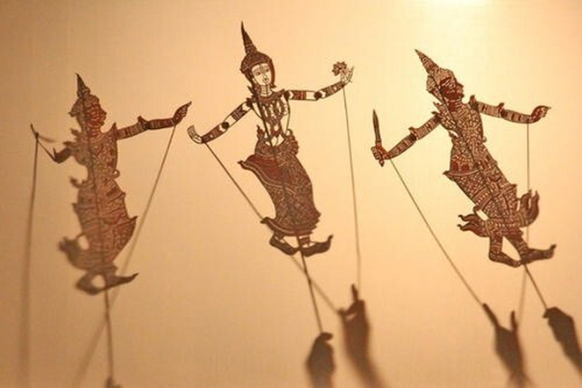 非遗技艺——皮影戏的制作过程 皮影戏,又称"影子戏"或"灯影戏",是一