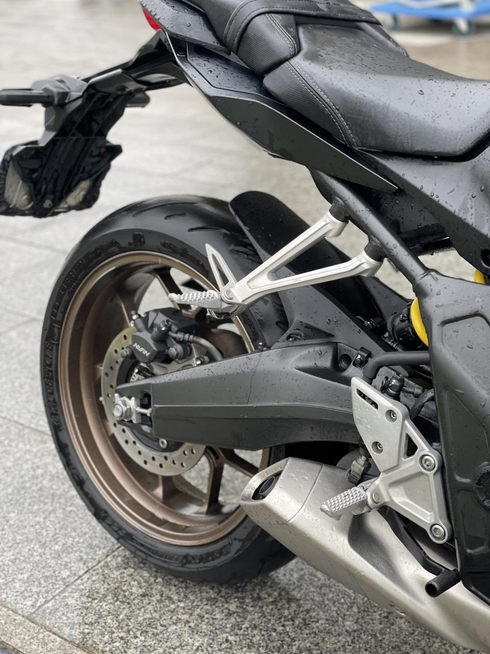 2021年4月上牌 本田cb650r 经典红色 个人一手  几千公里 美容了 护杠