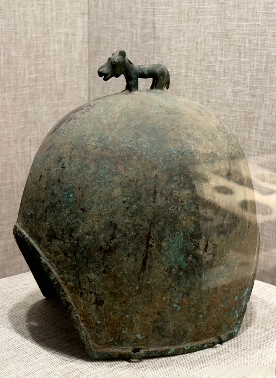 辽中京博物馆里非常少见的周朝青铜头盔.