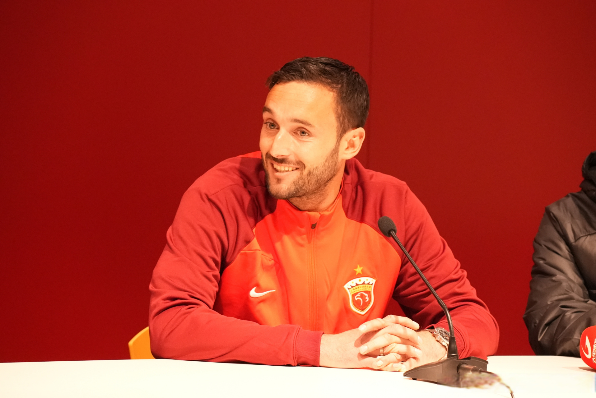 同样来自奥地利,平科的首次亮相尽显腼腆,而阿瑙在抵