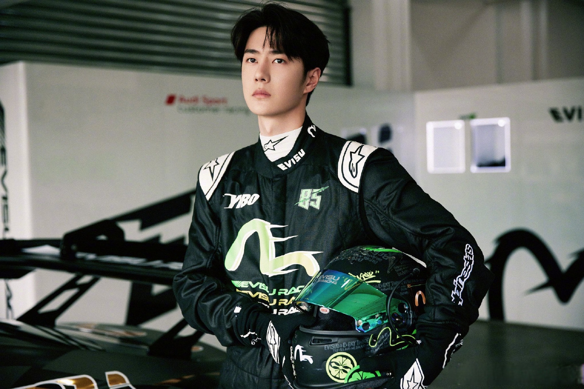 #王一博分享赛车服随拍#王一博和赛车服真的很搭,谁懂[流泪]