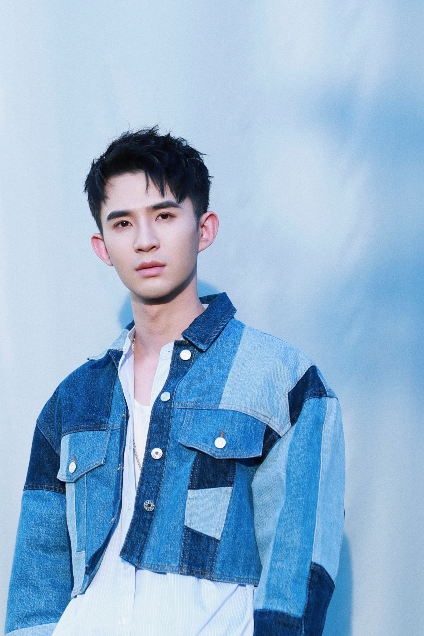 管云鹏# @演员管云鹏账号 亮相时尚知道橙毯倾心仲夏六月,探索美阎