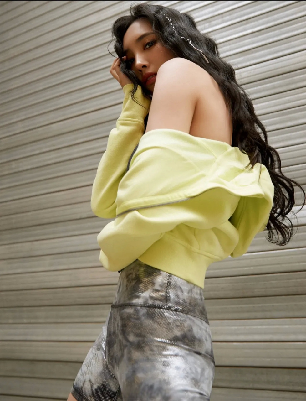 王紫璇写真照片,衣服品味很迷啊,上身的运动内衣偏青春,鞋子却弄了个