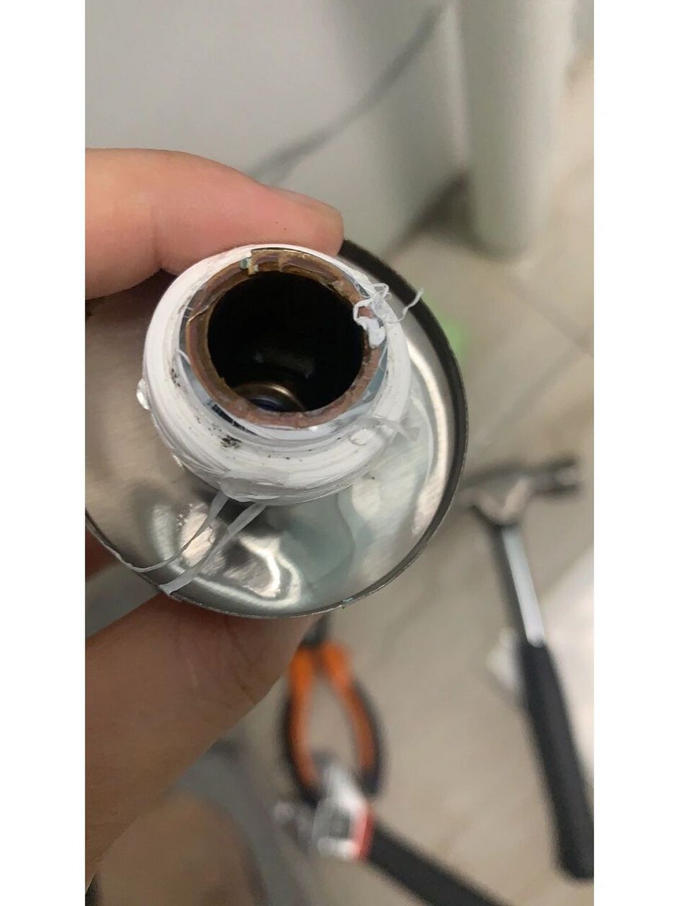 角阀断了管子里怎么办 多跑几家五金店问,买取丝器一分钟搞定