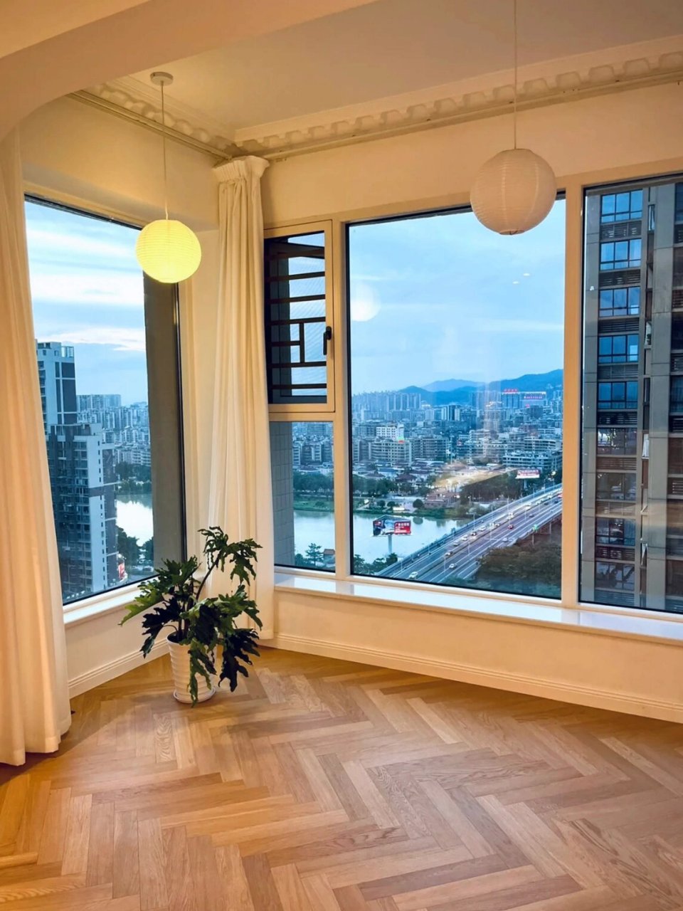 8组关于腰线层和半落地窗阳台玻璃封窗的设计布局风格效果