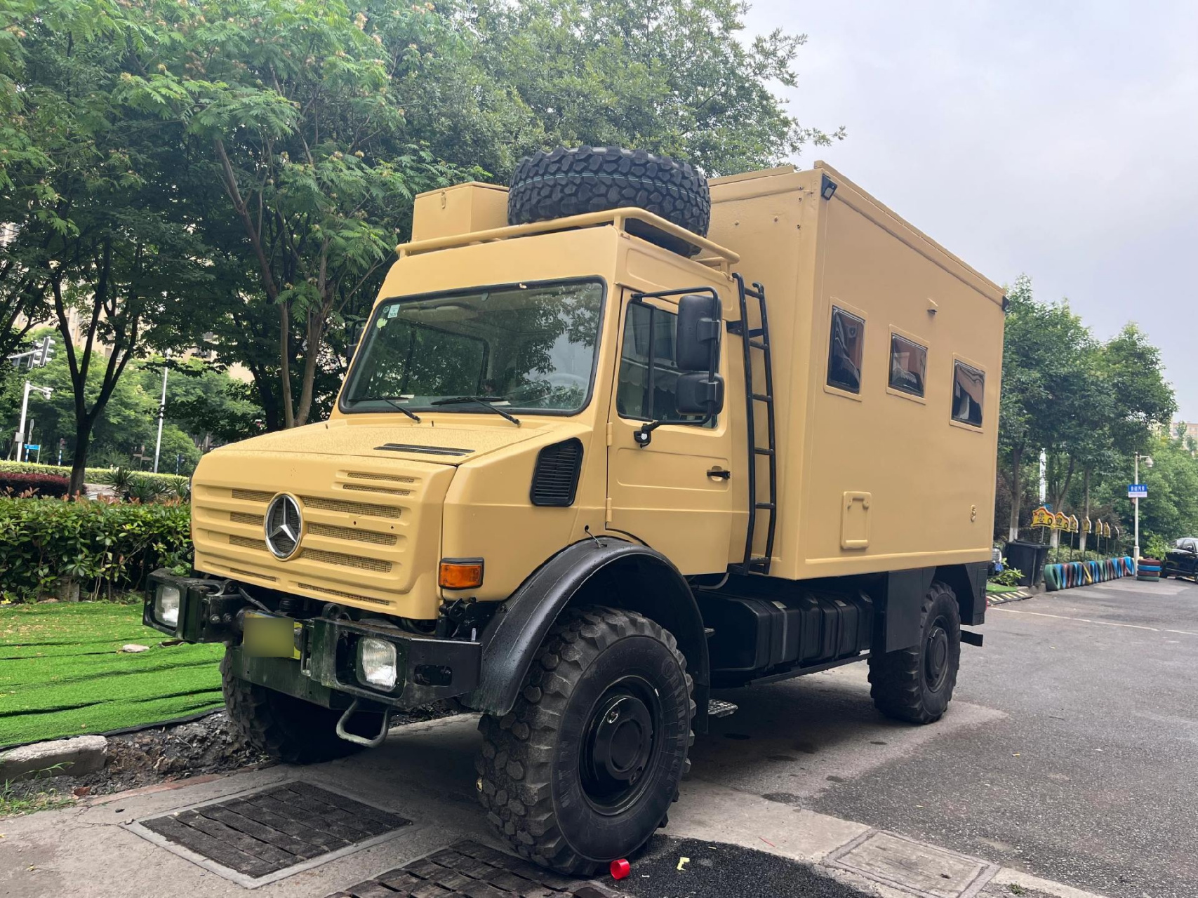 【车型配置】 (1)进口奔驰乌尼莫克02u400002底盘0202 (2)