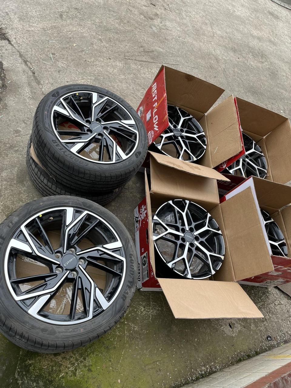 刚到一套原厂固特异f1,225 45 18,新车行驶一千公里拆下来的.