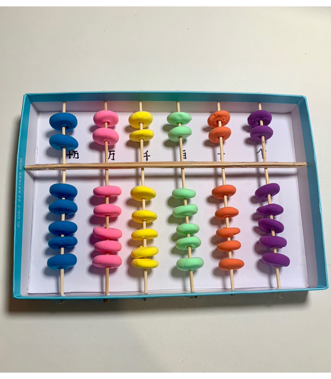 制作数学手工算盘 用到了一个鞋盒盖子,烧烤竹签,一次性筷子,超轻黏土